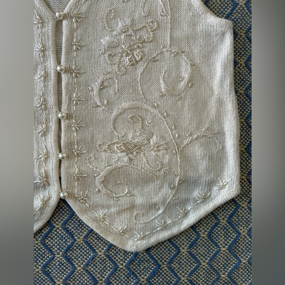 Vintage Carolyn Taylor White Embroidered and Beaded Knit Vest - Picture 3 of 10